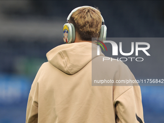 Joel Piroe of Leeds United wears Naruto headphones before the Sky Bet Championship match between Leeds United and Queens Park Rangers at Ell...