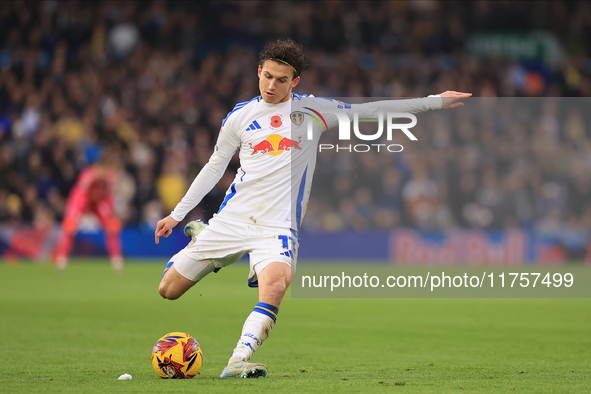 Brenden Aaronson (Leeds United) takes a free kick during the Sky Bet Championship match between Leeds United and Queens Park Rangers at Ella...