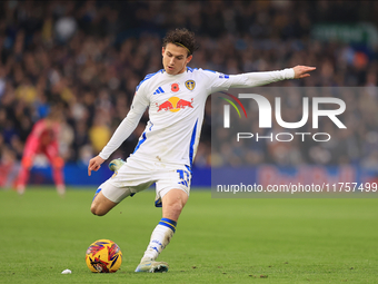 Brenden Aaronson (Leeds United) takes a free kick during the Sky Bet Championship match between Leeds United and Queens Park Rangers at Ella...