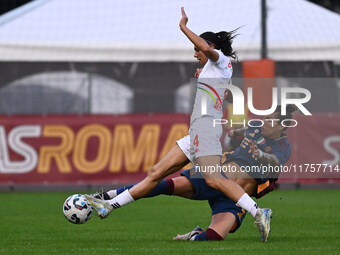 Agnese Bonfantini of A.C.F. Fiorentina and Elena Linari of A.S. Roma Femminile are in action during the 9th day of the Serie A Femminile eBa...