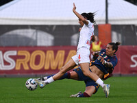 Agnese Bonfantini of A.C.F. Fiorentina and Elena Linari of A.S. Roma Femminile are in action during the 9th day of the Serie A Femminile eBa...