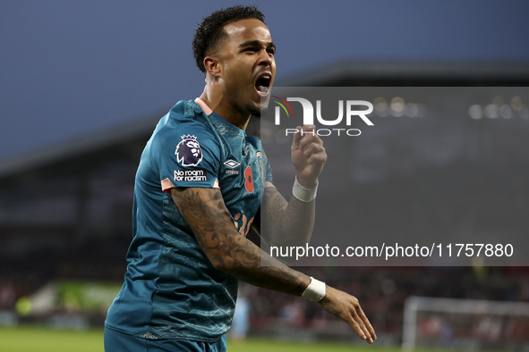 Justin Kluivert of Bournemouth celebrates his goal during the Premier League match between Brentford and Bournemouth at the Gtech Community...