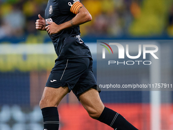 Raul Albiol of Villarreal CF runs during the LaLiga EA Sports match between Villarreal CF and Deportivo Alaves at Estadio de la Ceramica in...