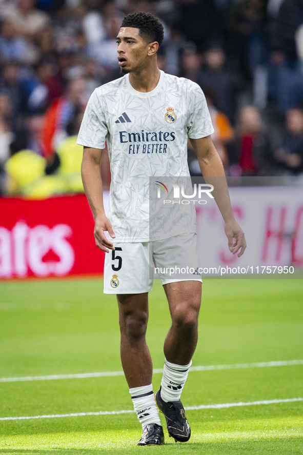 Jude Bellingham of Real Madrid CF warms up during the La Liga EA Sports 2024/25 football match between Real Madrid CF and CA Osasuna at Esta...