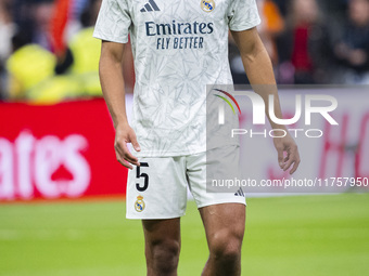 Jude Bellingham of Real Madrid CF warms up during the La Liga EA Sports 2024/25 football match between Real Madrid CF and CA Osasuna at Esta...