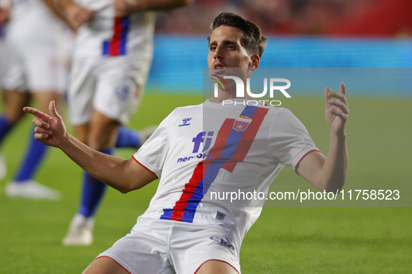 Ortuno of CD Eldense scores the second goal for his team during the LaLiga Hypermotion match between Granada CF and CD Eldense at Nuevo Los...