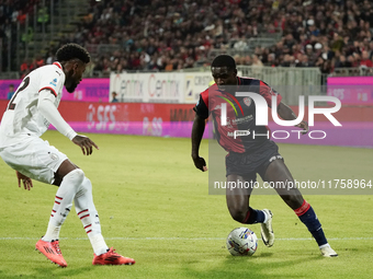 Zito Luvumbo (#77 Cagliari Calcio) participates in the Serie A TIM match between Cagliari Calcio and AC Milan in Italy on November 9, 2024....