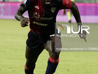 Zito Luvumbo (#77 Cagliari Calcio) participates in the Serie A TIM match between Cagliari Calcio and AC Milan in Italy on November 9, 2024....