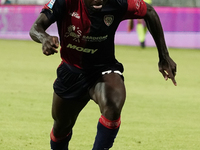 Zito Luvumbo (#77 Cagliari Calcio) participates in the Serie A TIM match between Cagliari Calcio and AC Milan in Italy on November 9, 2024....