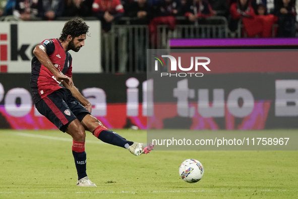 Sebastiano Luperto (#6 Cagliari Calcio) participates in the Serie A TIM match between Cagliari Calcio and AC Milan in Italy on November 9, 2...