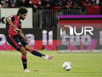 Sebastiano Luperto (#6 Cagliari Calcio) participates in the Serie A TIM match between Cagliari Calcio and AC Milan in Italy on November 9, 2...