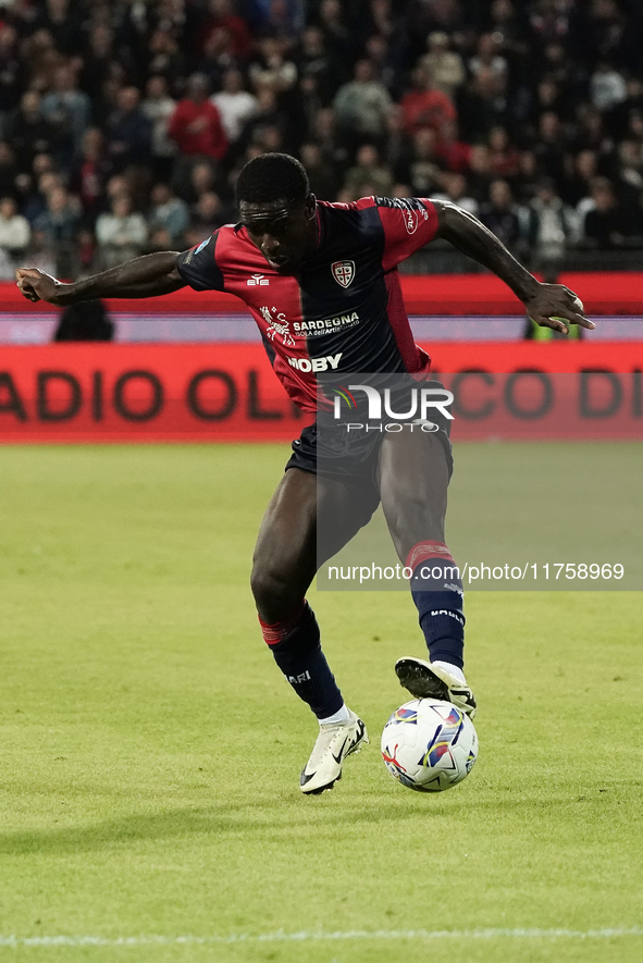 Zito Luvumbo (#77 Cagliari Calcio) participates in the Serie A TIM match between Cagliari Calcio and AC Milan in Italy on November 9, 2024. 