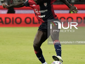 Zito Luvumbo (#77 Cagliari Calcio) participates in the Serie A TIM match between Cagliari Calcio and AC Milan in Italy on November 9, 2024....