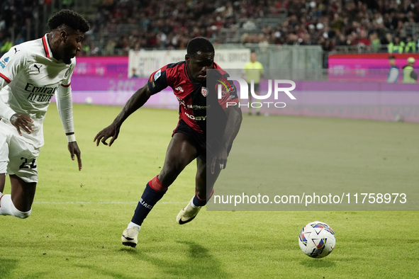 Zito Luvumbo (#77 Cagliari Calcio) participates in the Serie A TIM match between Cagliari Calcio and AC Milan in Italy on November 9, 2024. 