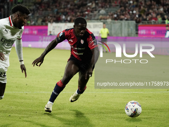 Zito Luvumbo (#77 Cagliari Calcio) participates in the Serie A TIM match between Cagliari Calcio and AC Milan in Italy on November 9, 2024....