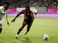 Zito Luvumbo (#77 Cagliari Calcio) participates in the Serie A TIM match between Cagliari Calcio and AC Milan in Italy on November 9, 2024....