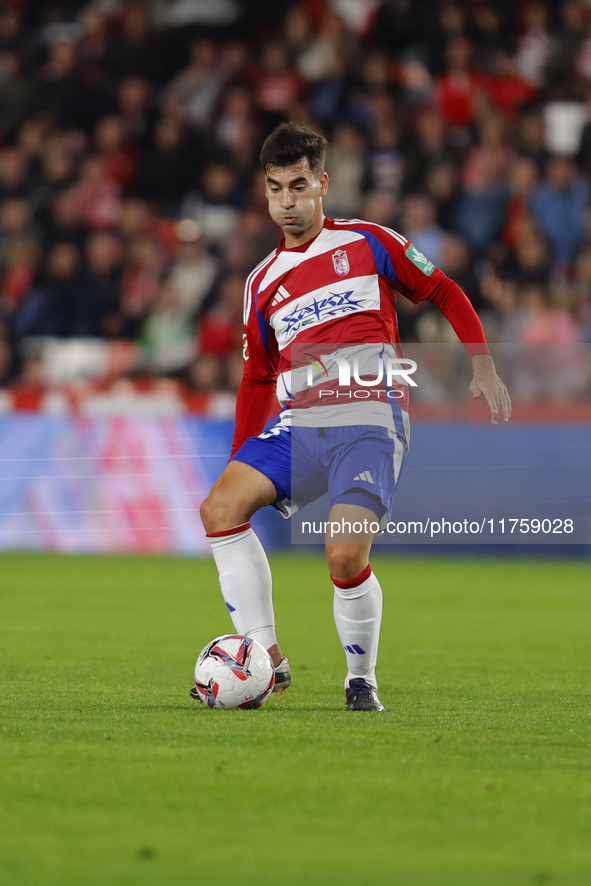 Manu Trigueros of Granada CF plays during the LaLiga Hypermotion match between Granada CF and CD Eldense at Nuevo Los Carmenes Stadium in Gr...