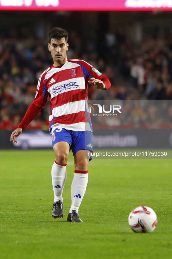 Manu Trigueros of Granada CF plays during the LaLiga Hypermotion match between Granada CF and CD Eldense at Nuevo Los Carmenes Stadium in Gr...