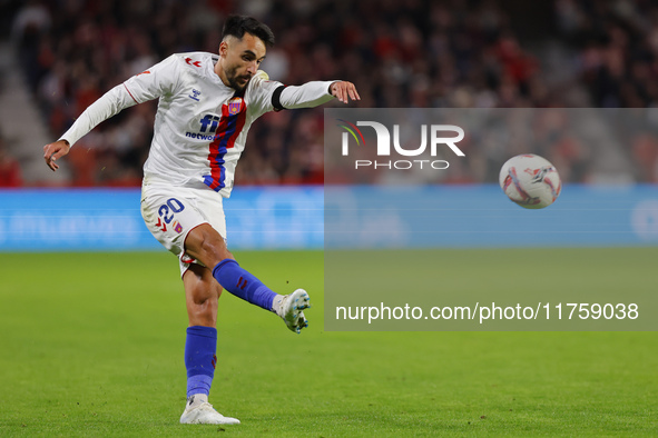 Ivan Chapela of CD Eldense plays during the LaLiga Hypermotion match between Granada CF and CD Eldense at Nuevo Los Carmenes Stadium in Gran...