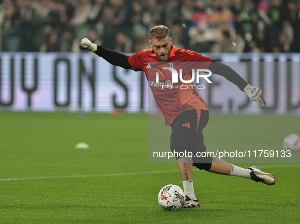 Michele Di Gregorio participates in the Serie A 2024-2025 match between Juventus and Torino in Turin, Italy, on November 9, 2024. 