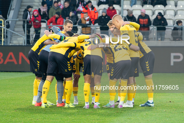 GKS Katowice players huddle before the game between KS Cracovia and GKS Katowice in Krakow, Poland, on November 9, 2024, during the PKO BP E...