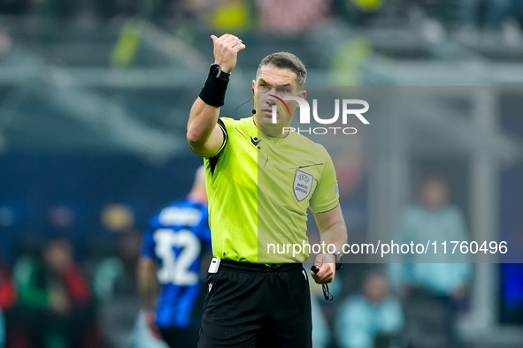 Referee Istvan Kovacs gestures during the UEFA Champions League 2024/25 League Phase MD4 match between FC Internazionale and Arsenal at Stad...