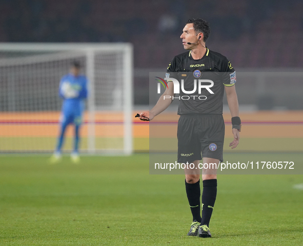 Referee Juan Luca Sacchi officiates the Serie A match between US Lecce and Empoli in Lecce, Italy, on November 8, 2024. 