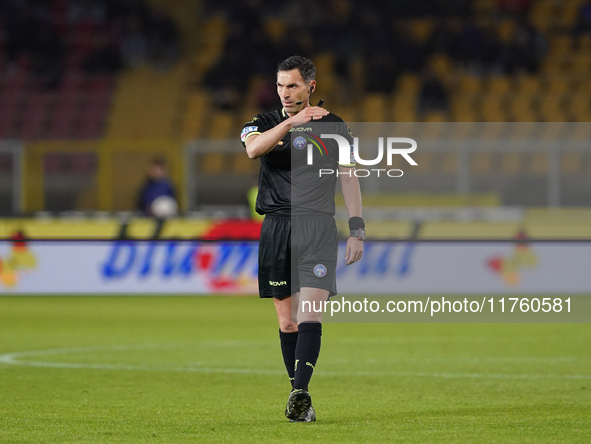 Referee Juan Luca Sacchi officiates the Serie A match between US Lecce and Empoli in Lecce, Italy, on November 8, 2024. 