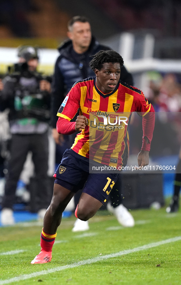 Patrick Dorgu of US Lecce is in action during the Serie A match between US Lecce and Empoli in Lecce, Italy, on November 8, 2024. 