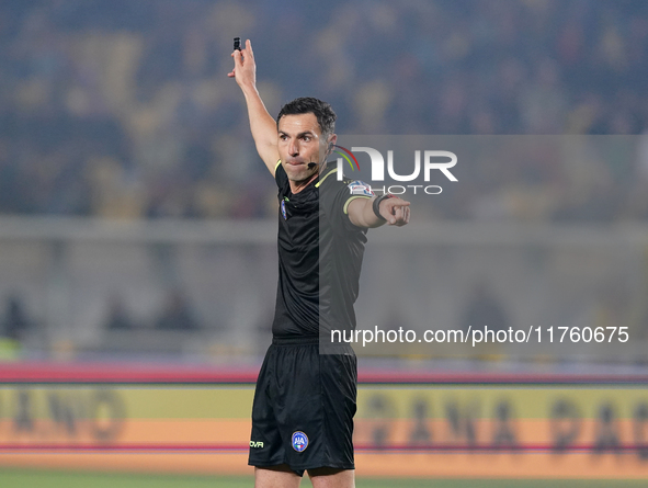 Referee Juan Luca Sacchi officiates the Serie A match between US Lecce and Empoli in Lecce, Italy, on November 8, 2024. 