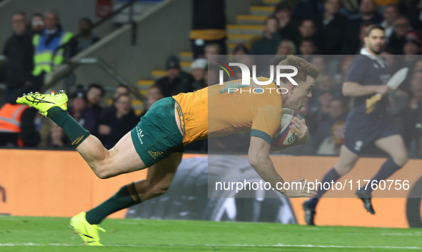 Andrew Kellaway of Australia scores a try during the Autumn Nations Series between England and Australia at Allianz Stadium in Twickenham, L...