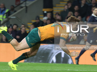 Andrew Kellaway of Australia scores a try during the Autumn Nations Series between England and Australia at Allianz Stadium in Twickenham, L...