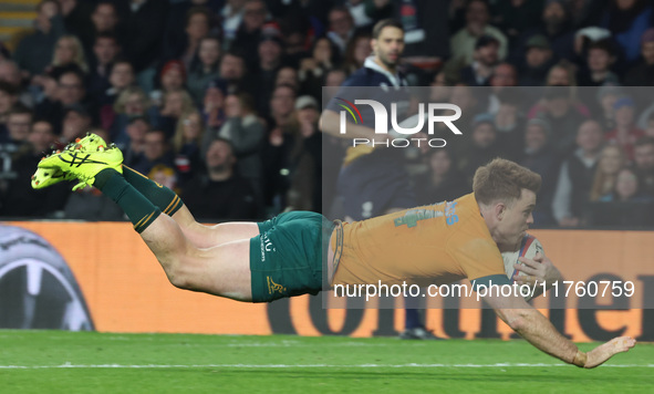 Andrew Kellaway of Australia scores a try during the Autumn Nations Series between England and Australia at Allianz Stadium in Twickenham, L...