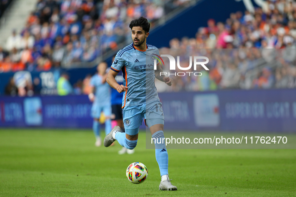 Thiago Martins moves the ball upfield during the 2024 MLS Cup Playoffs Round One match between FC Cincinnati and New York City FC at TQL Sta...