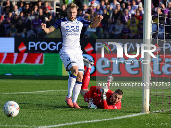 David De Gea of ACF Fiorentina controls the ball during the Italian Serie A football match between ACF Fiorentina and Hellas Verona FC ,on N...