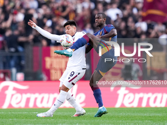 Evan Ndicka of AS Roma and Santiago Castro of Bologna FC compete for the ball during the Serie A Enilive match between AS Roma and Bologna F...