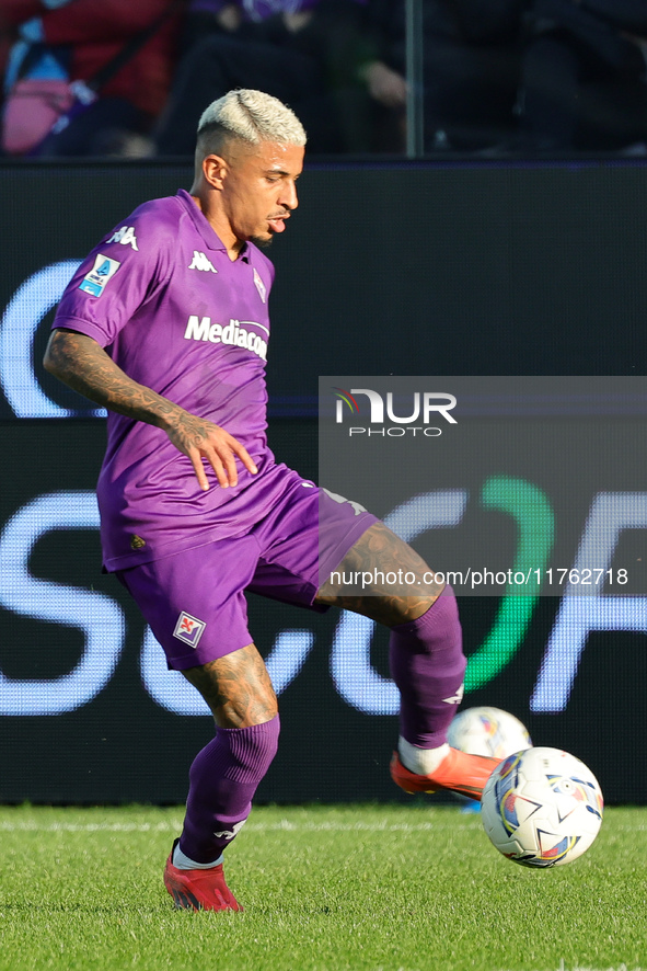 Domilson Cordeiro Dos Santos Dodo of ACF Fiorentina controls the ball during the Italian Serie A football match between ACF Fiorentina and H...