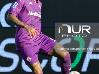 Domilson Cordeiro Dos Santos Dodo of ACF Fiorentina controls the ball during the Italian Serie A football match between ACF Fiorentina and H...