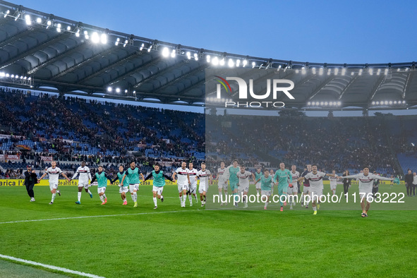 Players of Bologna FC celebrate the victory at the end of the Serie A Enilive match between AS Roma and Bologna FC at Stadio Olimpico on Nov...