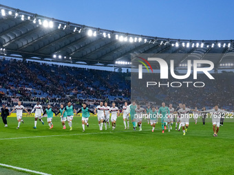 Players of Bologna FC celebrate the victory at the end of the Serie A Enilive match between AS Roma and Bologna FC at Stadio Olimpico on Nov...