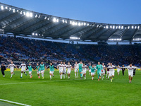 Players of Bologna FC celebrate the victory at the end of the Serie A Enilive match between AS Roma and Bologna FC at Stadio Olimpico on Nov...