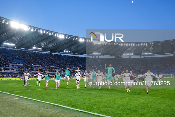 Players of Bologna FC celebrate the victory at the end of the Serie A Enilive match between AS Roma and Bologna FC at Stadio Olimpico on Nov...