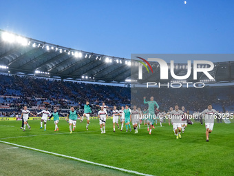 Players of Bologna FC celebrate the victory at the end of the Serie A Enilive match between AS Roma and Bologna FC at Stadio Olimpico on Nov...