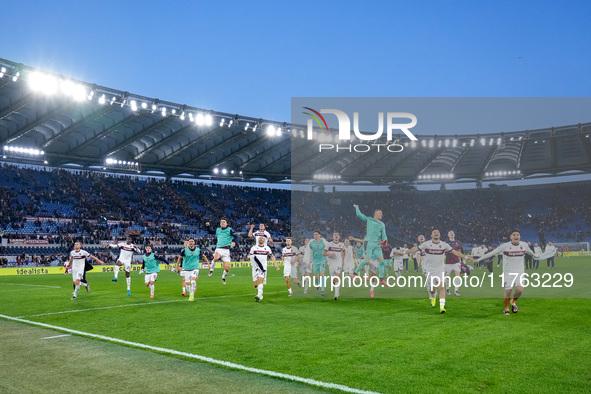 Players of Bologna FC celebrate the victory at the end of the Serie A Enilive match between AS Roma and Bologna FC at Stadio Olimpico on Nov...