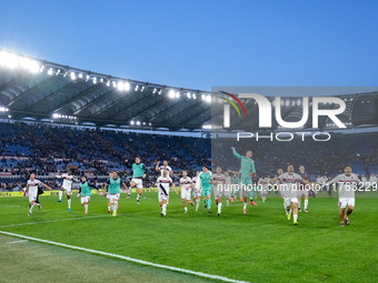 Players of Bologna FC celebrate the victory at the end of the Serie A Enilive match between AS Roma and Bologna FC at Stadio Olimpico on Nov...