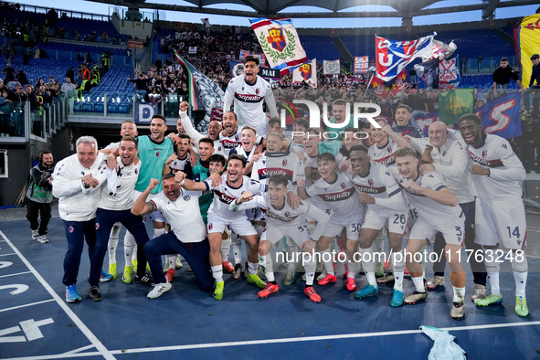 Players of Bologna FC celebrate the victory at the end of the Serie A Enilive match between AS Roma and Bologna FC at Stadio Olimpico on Nov...