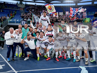 Players of Bologna FC celebrate the victory at the end of the Serie A Enilive match between AS Roma and Bologna FC at Stadio Olimpico on Nov...