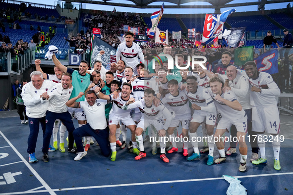 Players of Bologna FC celebrate the victory at the end of the Serie A Enilive match between AS Roma and Bologna FC at Stadio Olimpico on Nov...