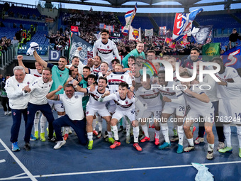 Players of Bologna FC celebrate the victory at the end of the Serie A Enilive match between AS Roma and Bologna FC at Stadio Olimpico on Nov...