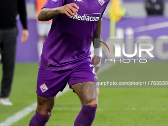 Domilson Cordeiro Dos Santos Dodo of ACF Fiorentina controls the ball during the Italian Serie A football match between ACF Fiorentina and H...